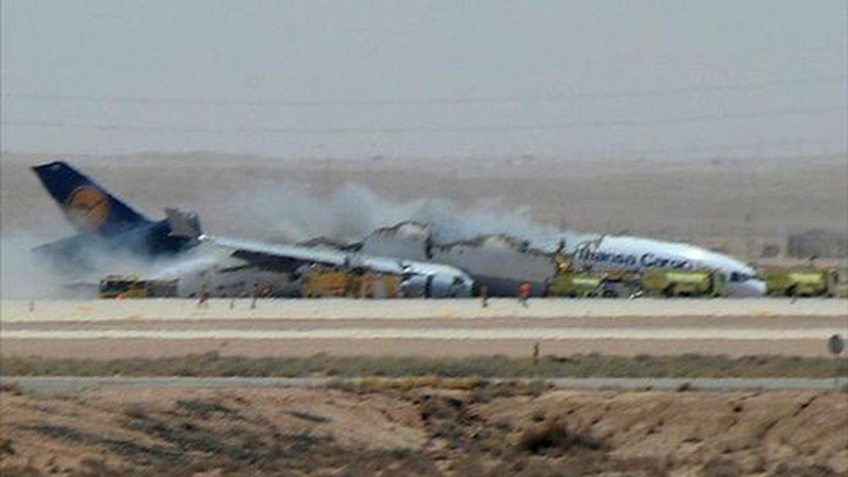 Los servicios de rescate y los bomberos trabajan en el lugar donde se estrelló un avión de carga MD-11 de la compañía aérea alemana Lufthansa, en el en el aeropuerto internacional del Rey Jaled, a 35 kilómetros de la capital saudí, Riad (Arabia Saudí). La cadena de televisión emiratí Al Arabiya, por su parte, indicó que la aeronave, que procedía de Frankfurt, se rompió en dos al estrellarse mientras aterrizaba. EFE