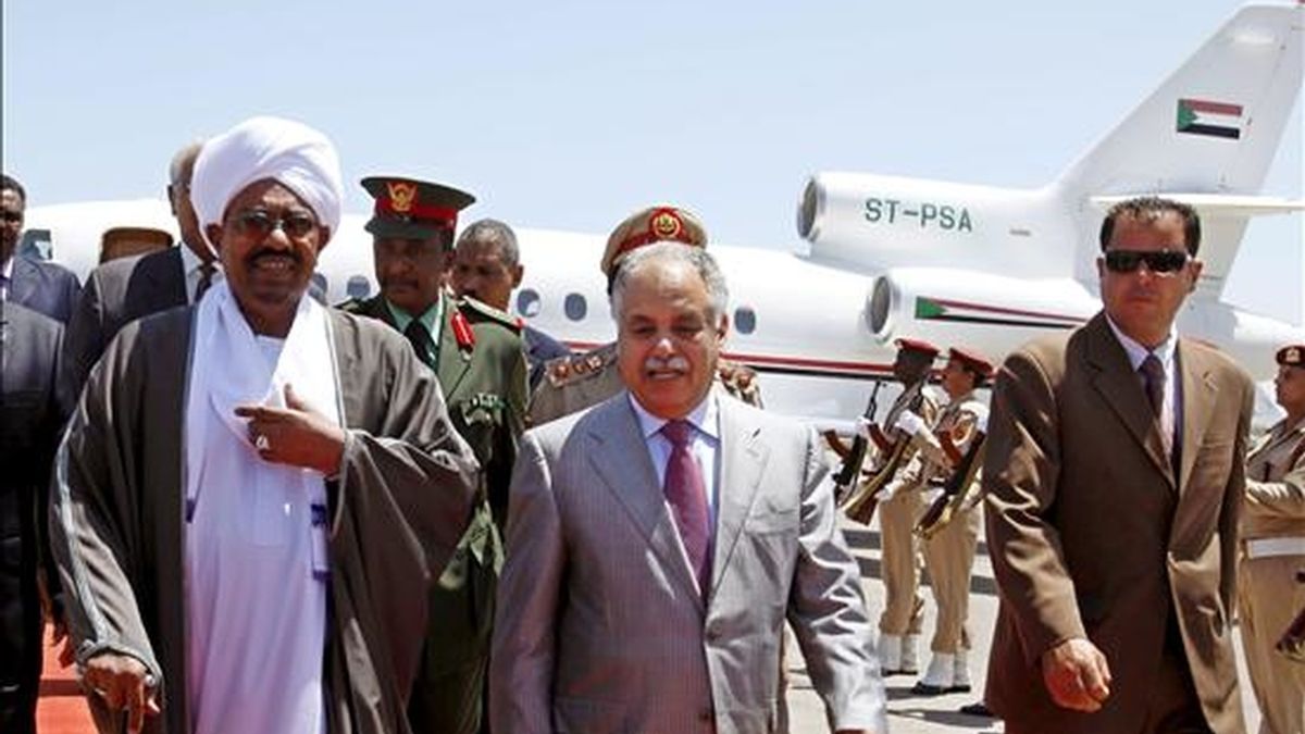 El presidente de Sudán, Omar Hasan al Bachir (i),  recibido por el primer ministro libio, Baghdadi Mahmudi (c), a su llegada al aeropuerto de Trípoli este miércoles. EFE