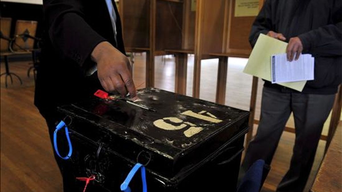 Un elector deposita su voto para las elecciones europeas y parciales inglesas en un colegio electoral en Putney, Londres Oeste (Reino Unido) hoy jueves 4 de junio. EFE