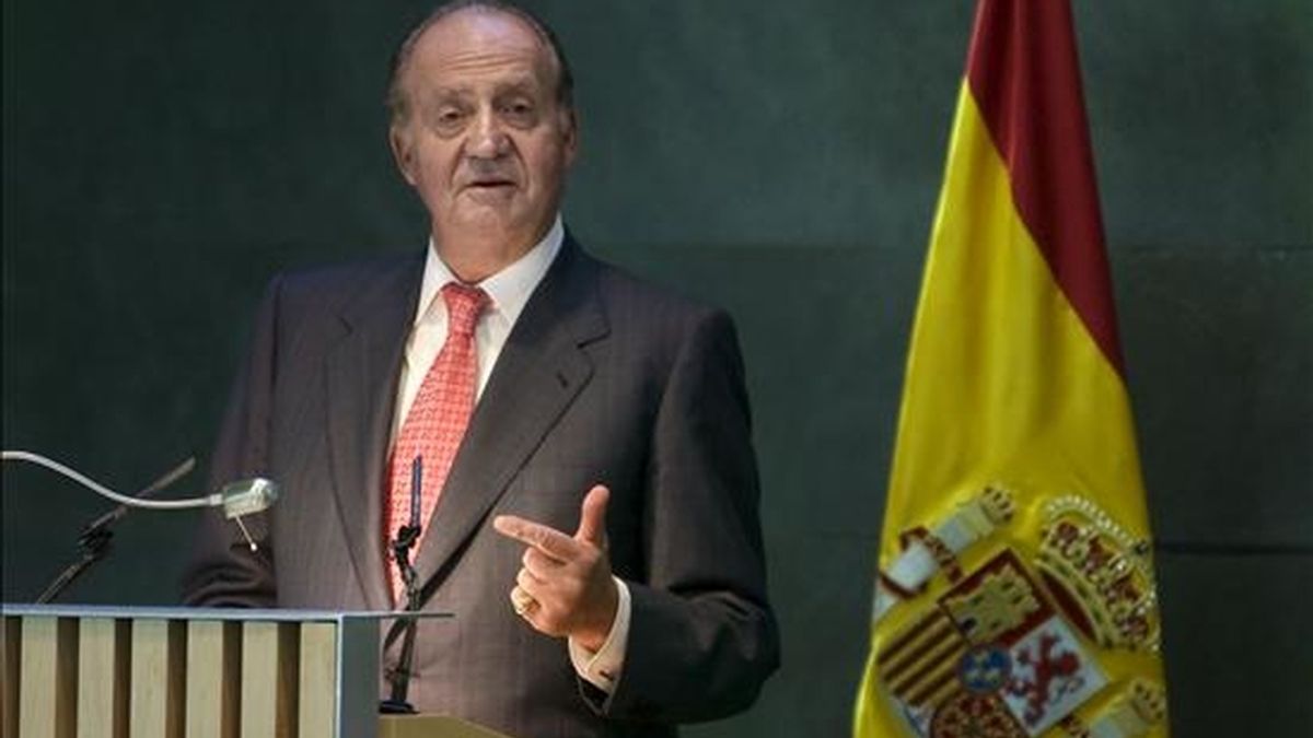 El rey Juan Carlos, durante su intervención en la conmemoración del XX aniversario de Seniors Españoles para la Cooperación Técnica (SECOT) y la entrega de la I Edición de los Premios a la Excelencia, hoy en Madrid. EFE