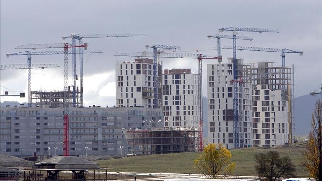 En la imagen, varios edificios de viviendas en construcción. EFE/Archivo
l