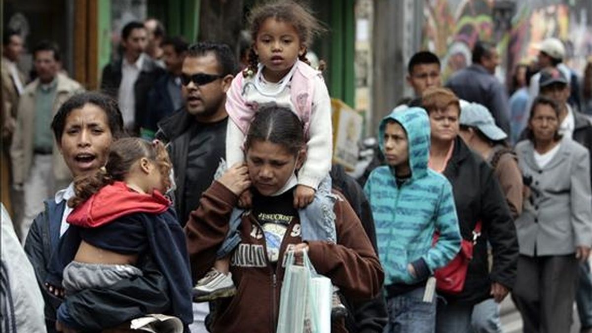 Desplazados por el conflicto armado en Colombia participan en una marcha por una de las principales avenidas de Bogotá (Colombia), para exigir mejores condiciones sociales. EFE/Archivo
