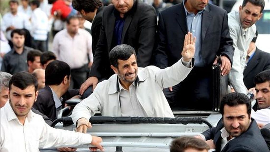 Foto facilitada por la oficina presidencial, que muestra este miércoles al presidente de Irán, Mahmud Ahmadineyad, saludando a sus seguidores durante una visita a la ciudad de Hamedan (Irán). EFE/Página web oficial de la presidencia iraní Foto facilitada por la oficina presidencial, que muestra este miércoles al presidente de Irán, Mahmud Ahmadineyad, saludando a sus seguidores durante una visita a la ciudad de Hamedan (Irán). EFE/Página web oficial de la presidencia iraní