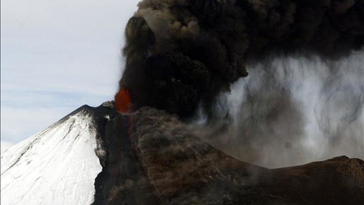 Imagen del pasado 4 de abril, en la que se observa la erupción del volcán Llaima, ubicado a 3.210 metros de altura dentro del Parque Nacional Conguillio, a unos 600 kilómetros al sur de Santiago (Chile) y cuya reactivación obligó a decretar la alerta roja. EFE