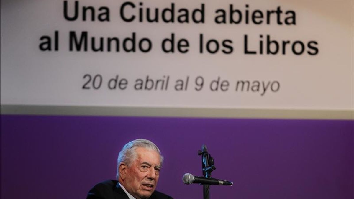 El escritor peruano Mario Vargas Llosa, ganador del Premio Nobel de Literatura 2010, ofrece una conferencia el pasado 21 de abril durante la Feria del Libro de Buenos Aires (Argentina). EFE/Archivo