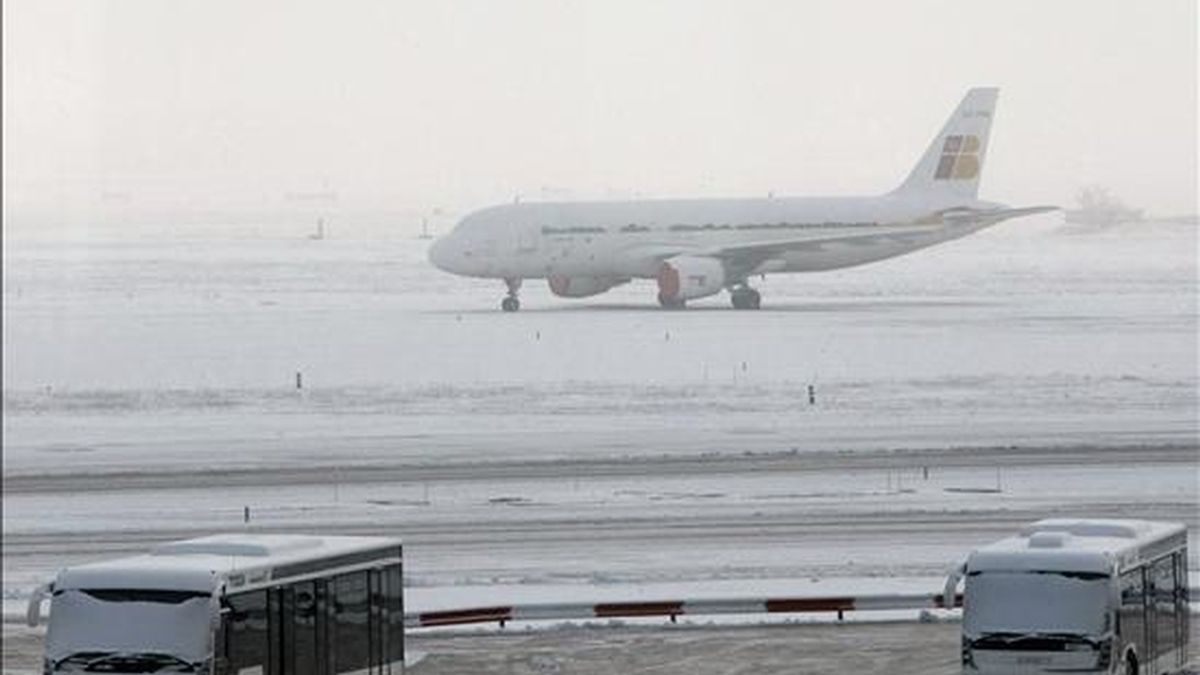 Retrasos y cancelaciones en las conexiones europeas debido al mal tiempo. En la imagen un Airbus 320 de Iberia, cubierto de nieve. EFE/Archivo