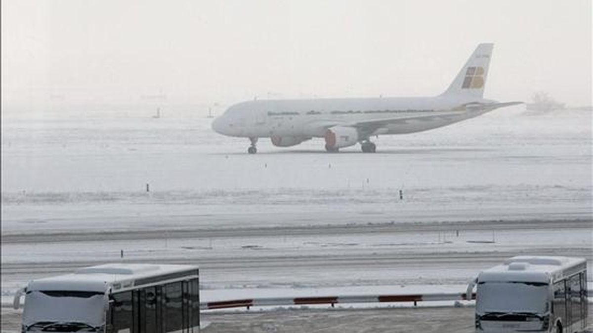 Retrasos y cancelaciones en las conexiones europeas debido al mal tiempo. En la imagen un Airbus 320 de Iberia, cubierto de nieve. EFE/Archivo Retrasos y cancelaciones en las conexiones europeas debido al mal tiempo. En la imagen un Airbus 320 de Iberia, cubierto de nieve. EFE/Archivo