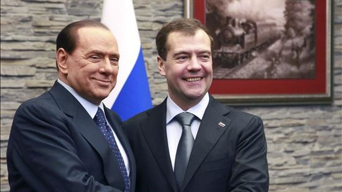 El presidente ruso, Dmitri Medvédev (dcha), estrecha la mano al primer ministro italiano, Silvio Berlusconi, durante un encuentro celebrado en un hotel de la localidad de Krasnaya Polyana (Rusia) hoy, 3 de diciembre de 2010. EFE