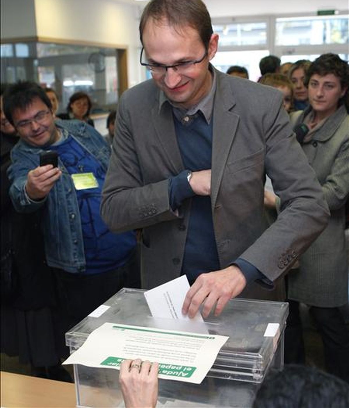 El candidato de Iniciativa por Cataluña los Verdes-Esquerra Unida Alternativa (ICV-EUIA) a la presidencia de la Generalitat, Joán Herrera, emite su voto esta mañana en la Escola Llacuna del barrio barcelonés del Poble Nou. EFE
