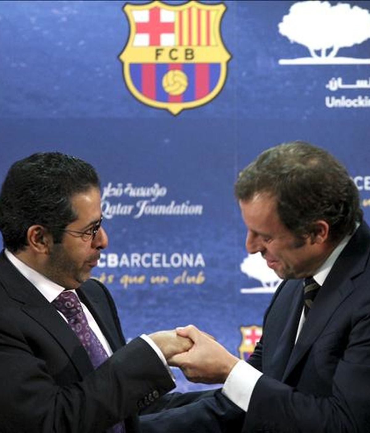 El presidente del FC Barcelona, Sandro Rosell (d), saluda al responsable de Qatar Sports Investment, Ahmad al Sulaiti, durante la firma esta tarde en las instalaciones del Camp Nou del acuerdo de patrocinio para exhibir el logo de la Fundación del Emirato de Qatar en las camisetas del FC. Barcelona por el que abonaran 165 millones de euros por 5 años. EFE/Archivo El presidente del FC Barcelona, Sandro Rosell (d), saluda al responsable de Qatar Sports Investment, Ahmad al Sulaiti, durante la firma esta tarde en las instalaciones del Camp Nou del acuerdo de patrocinio para exhibir el logo de la Fundación del Emirato de Qatar en las camisetas del FC. Barcelona por el que abonaran 165 millones de euros por 5 años. EFE/Archivo
