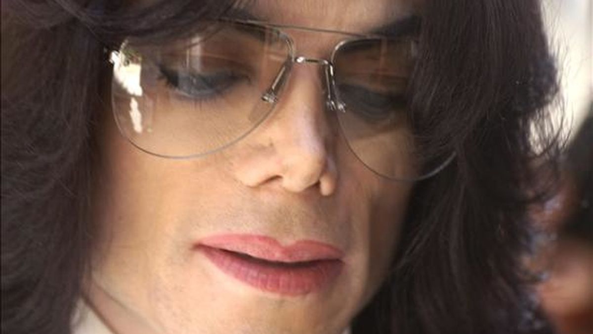 Fotografía de archivo del 1 de junio de 2005 que muestra a Michael Jackson saliendo de la corte del condado de Santa Bárbara durante un juicio por abuso de menores en Santa María (CA, EE.UU.). Michael Jackson murió de un infarto cardiaco. EFE