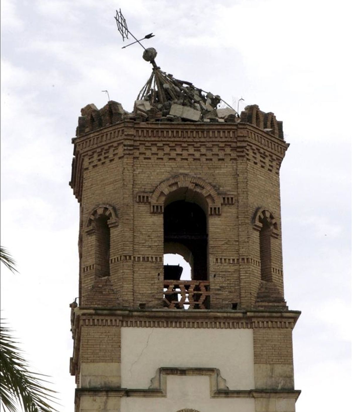La torre de la iglesia de la Virgen de las Huertas que resultó seriamente dañada a causa del terremoto de 5,1 grados en la escala de Richter que sacudió este miércoles la ciudad de Lorca (sureste español) y en el que nueve personas han muerto y casi 300 han resultado heridas. EFE