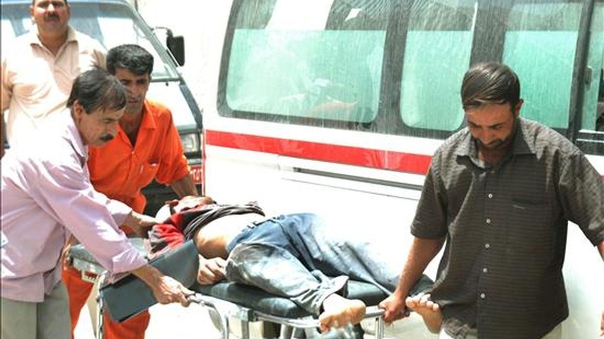 Varias personas trasladan el cuerpo sin vida de un hombre que murió tras un atentado en el distrito de Doura en Bagdad. EFE/Archivo