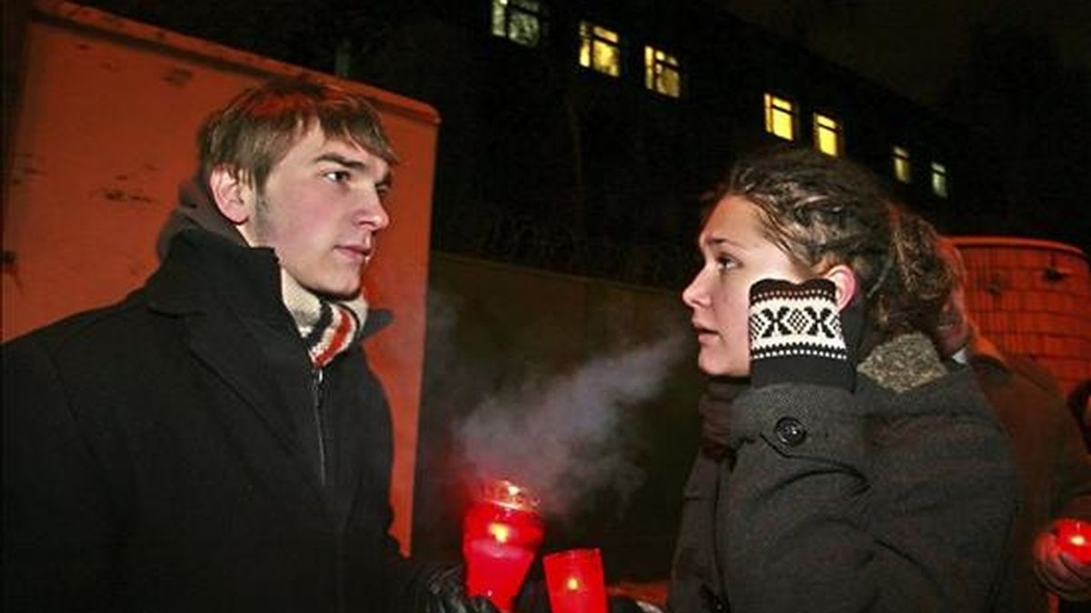 Familiares y amigos de los opositores al gobierno de Bielorrusia, encienden velas en señal de apoyo y solidaridad con los detenidos, a las puertas de la cárcel de Minsk, Bielorrusia. EFE Familiares y amigos de los opositores al gobierno de Bielorrusia, encienden velas en señal de apoyo y solidaridad con los detenidos, a las puertas de la cárcel de Minsk, Bielorrusia. EFE