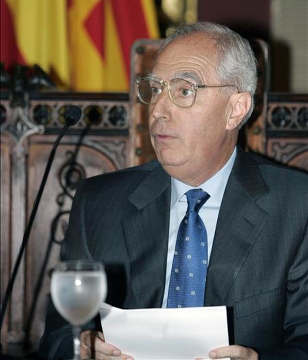 Sentado relajadamente en un sillón blanco, con la cabeza apoyada en su mano izquierda y las piernas cruzadas... Es el retrato en blanco y negro que recuerda en el Congreso al que fuera su presidente durante once años: Félix Pons, el presidente del "ánimo sereno, casi de flema británica". EFE Sentado relajadamente en un sillón blanco, con la cabeza apoyada en su mano izquierda y las piernas cruzadas... Es el retrato en blanco y negro que recuerda en el Congreso al que fuera su presidente durante once años: Félix Pons, el presidente del "ánimo sereno, casi de flema británica". EFE