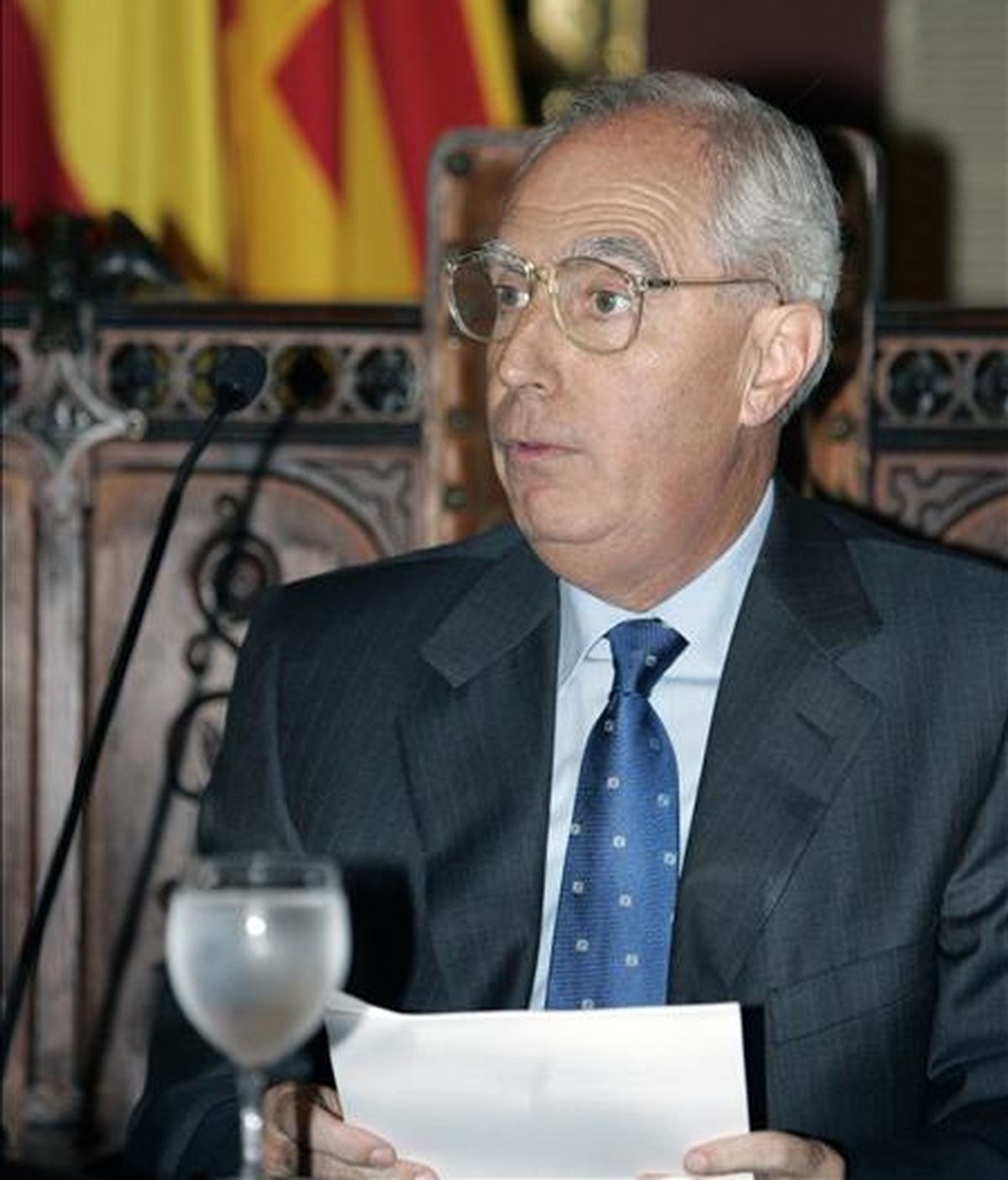 Sentado relajadamente en un sillón blanco, con la cabeza apoyada en su mano izquierda y las piernas cruzadas... Es el retrato en blanco y negro que recuerda en el Congreso al que fuera su presidente durante once años: Félix Pons, el presidente del "ánimo sereno, casi de flema británica". EFE