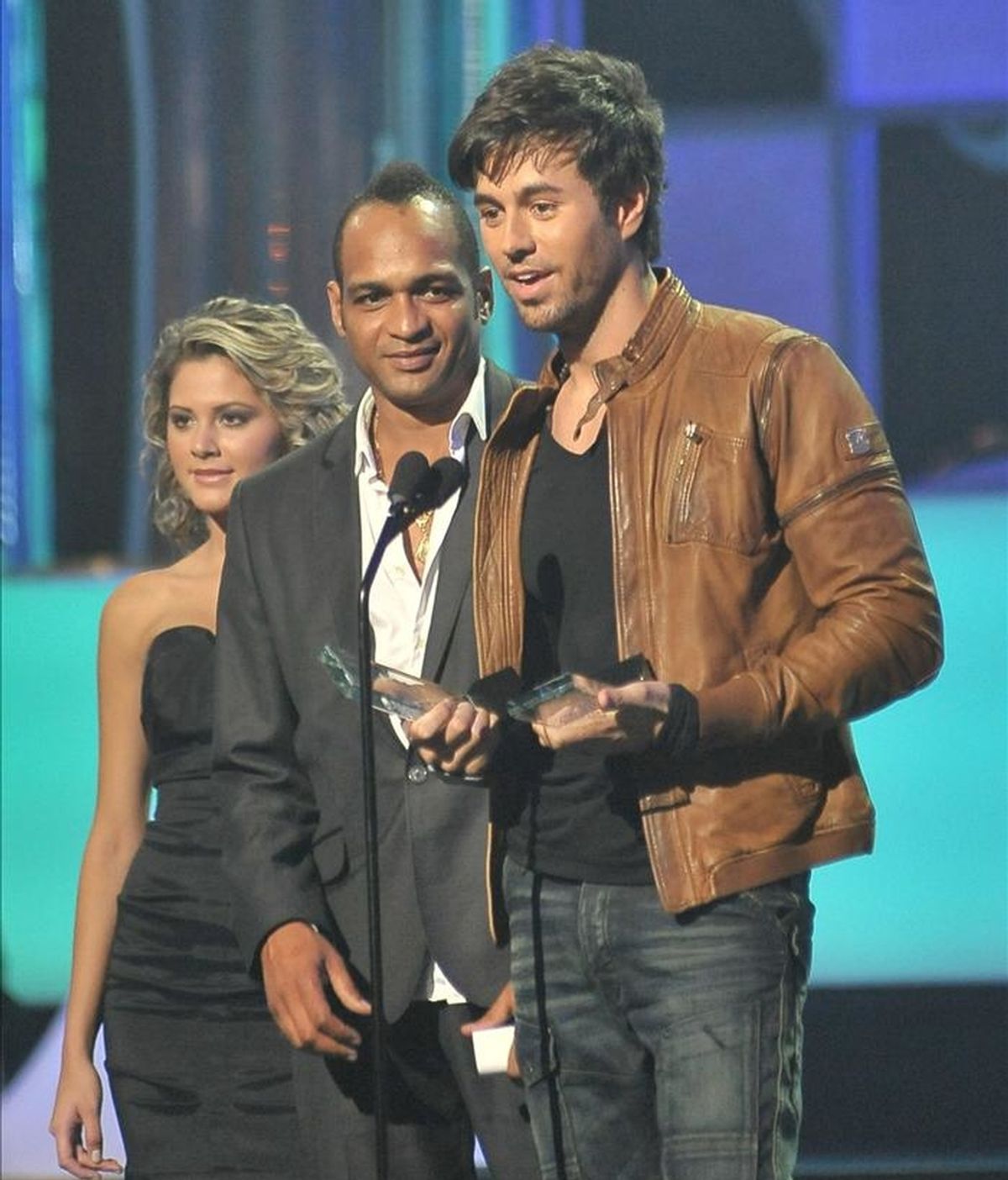 El cantante español Enrique Iglesias recibe su galardón durante la ceremonia de entrega de los Premios Billboard Latino en Coral Gables, Florida (EEUU). EFE