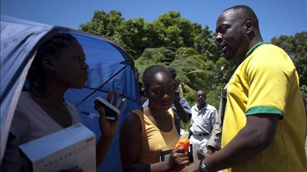 Fotografía del pasado 15 de junio en la que se registró al rapero haitiano-estadounidense Wyclef Jean (d), quien anunciará que se presentará como candidato a las elecciones presidenciales en su país natal. EFE/Archivo Fotografía del pasado 15 de junio en la que se registró al rapero haitiano-estadounidense Wyclef Jean (d), quien anunciará que se presentará como candidato a las elecciones presidenciales en su país natal. EFE/Archivo