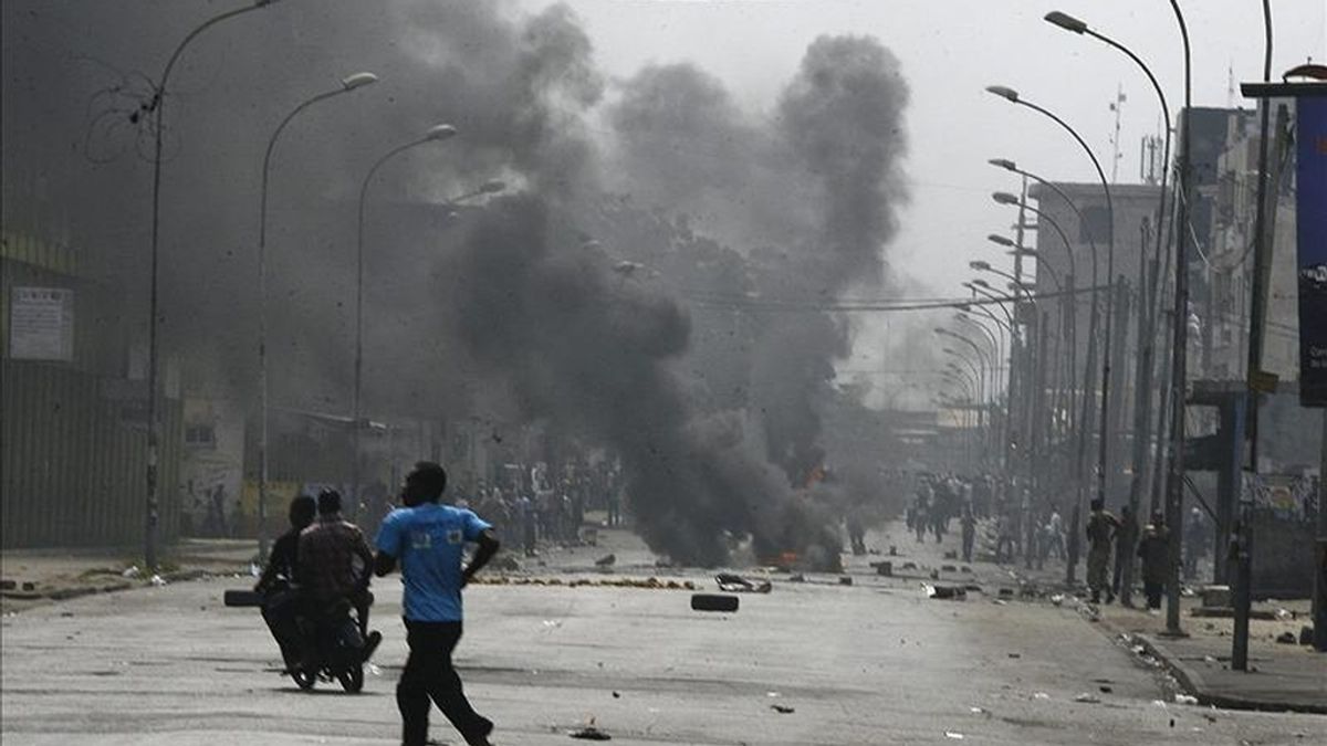 Costa de Marfil está sumido en una grave crisis desde la celebración de los comicios presidenciales en el mes de noviembre pasado, en los que resultó vencedor el candidato opositor Alessane Ouattara. En la imagen el registro de una calle de Abiyán en diciembre pasado. EFE/Archivo