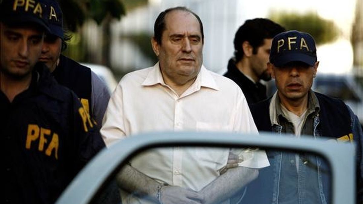 Miembros de la Policía Federal Argentina trasladan al abogado José Emilio Rodríguez Menéndez, buscado por la justicia española, quien fue detenido el pasado 9 de octubre de 2008, en Buenos Aires por agentes de Interpol. EFE/Archivo