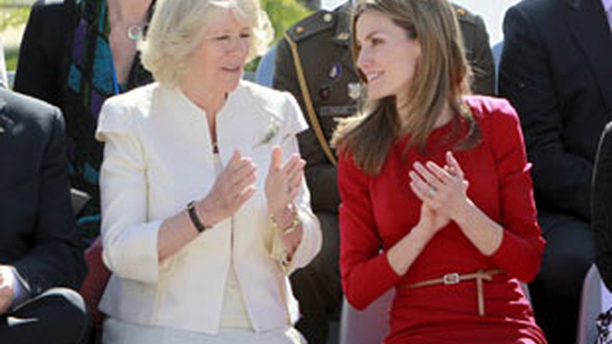 El Príncipe Carlos de Inglaterra, acompañado por el Príncipe Felipe, se ha reunido con el presidente del Gobierno en Moncloa y con el Rey. Vídeo: Informativos Telecinco El Príncipe Carlos de Inglaterra, acompañado por el Príncipe Felipe, se ha reunido con el presidente del Gobierno en Moncloa y con el Rey. Vídeo: Informativos Telecinco