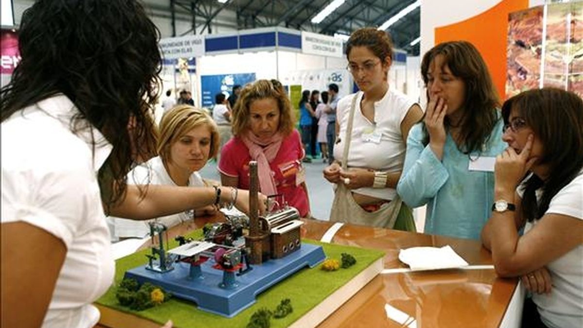En la imagen del año 2007, un grupo de personas durante la inauguración de la Feria Internacional de las Energías Alternativas y Medio Ambiente, celebrada en Vigo. EFE/Archivo
