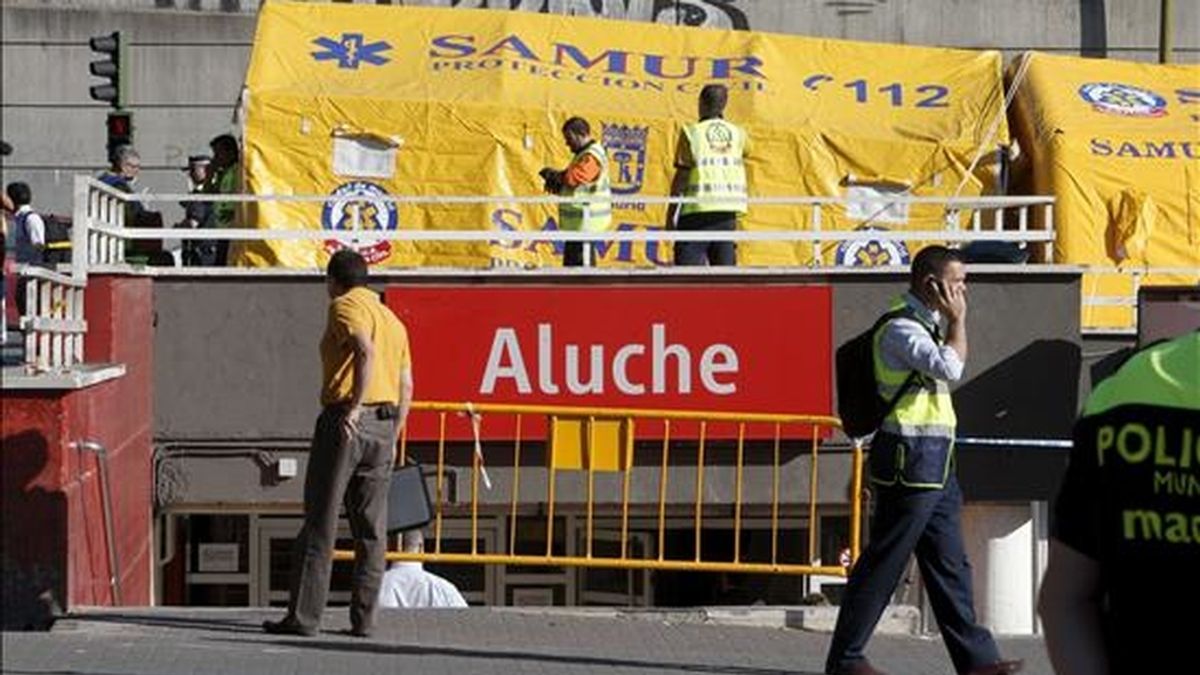 Operativo montado por el SAMUR en las inmediaciones de la estación de Aluche (Madrid), donde el choque de dos trenes de Cercanías ha provocado 57 heridos leves, de los que doce han sido trasladados al Hospital Clínico. EFE