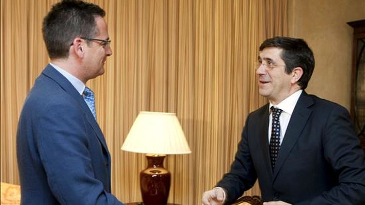 El lehendakari, Patxi López (d), saluda al presidente del PP del País Vasco, Antonio Basagoiti, durante el encuentro que han mantenido en la sede de la Lehendakaritza. EFE