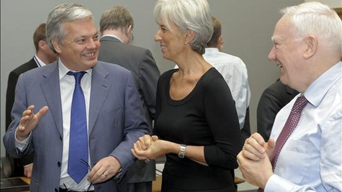 El ministro de Finanzas belga, Didier Reynders, su homóloga francesa, Christine Lagarde, y el presidente del Banco Europeo de Inversiones, Phlippe, Maystadt, conversan hoy antes del comienzo de la reunión del Ecofin en la sede de la Unión Europea en Luxemburgo. EFE