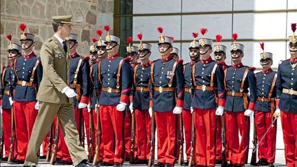 El Príncipe de Asturias, pasa revista antes del acto de inauguración del Museo del Ejército en el Alcázar de Toledo. EFE