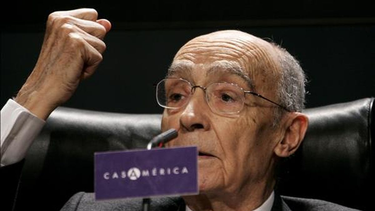 El escritor portugués José Saramago, durante la presentación en diciembre pasado en la Casa de América de Madrid de su nueva novela, "El viaje del elefante", en diciembre pasado. EFE/Archivo