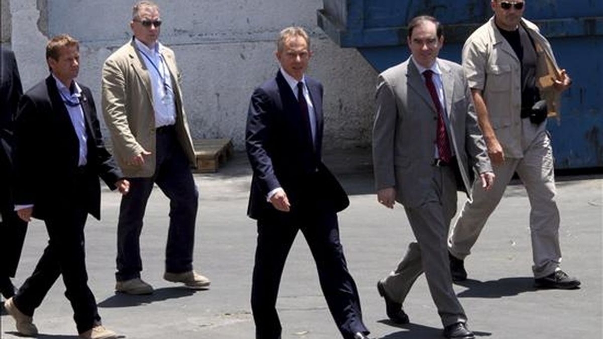 El enviado especial del Cuarteto para Oriente Próximo, Tony Blair (c), llega a las oficinas de Naciones Unidas en Gaza (Franja de Gaza), el pasado 15 de junio. EFE/Archivo