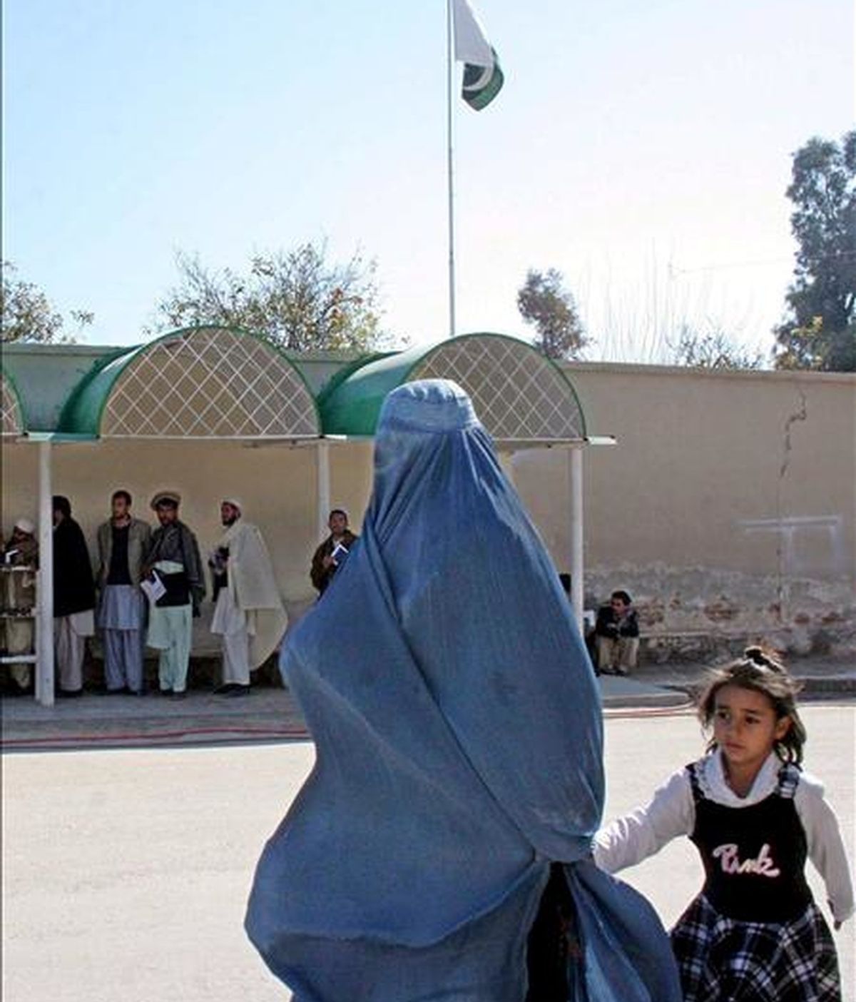 Los medios paquistaníes difundieron hoy un vídeo con una paliza propinada por supuestos talibanes a una joven de 17 años acusada de prostitución en el conflictivo valle de Swat, en el norte de Pakistán. En la imagen, una mujer cubierta con un burka. EFE/Archivo