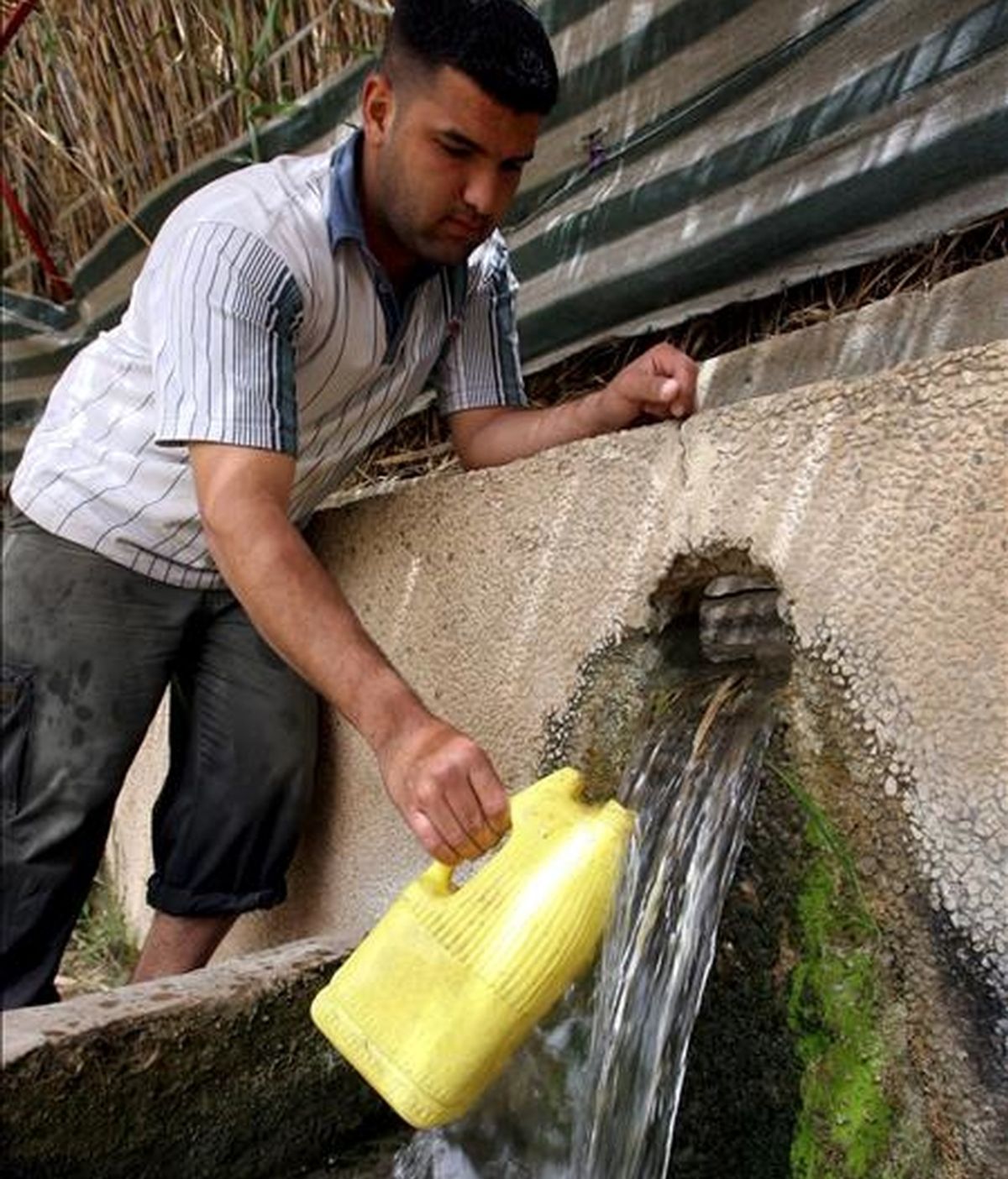 Un palestino saca agua de una fuente natural de las montañas en un café del pueblo cisjordano de Al Bedan, en una fotografía de archivo del 12 de marzo de 2007. EFE