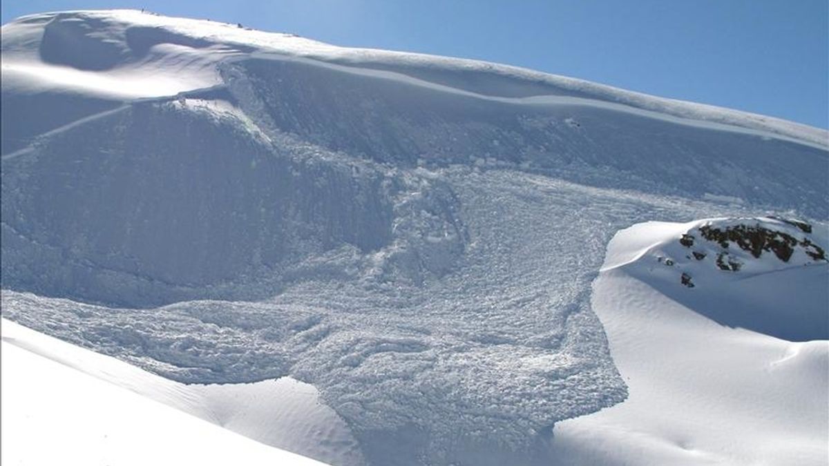 Zona de Sierra Nevada (Granada) conocida como el Barranco de San Juan, donde ayer se produjo este alud que sepultó a tres montañeros, dos de los cuales salieron a la superficie mientras que el tercero aún está siendo buscado por miembros del Servicio de Rescate e Intervención en Montaña(Sereim) de la Guardia Civil, pero el riesgo de que se produzcan nuevos aludes está dificultando dichas labores. EFE/ Guardia Civil Zona de Sierra Nevada (Granada) conocida como el Barranco de San Juan, donde ayer se produjo este alud que sepultó a tres montañeros, dos de los cuales salieron a la superficie mientras que el tercero aún está siendo buscado por miembros del Servicio de Rescate e Intervención en Montaña(Sereim) de la Guardia Civil, pero el riesgo de que se produzcan nuevos aludes está dificultando dichas labores. EFE/ Guardia Civil