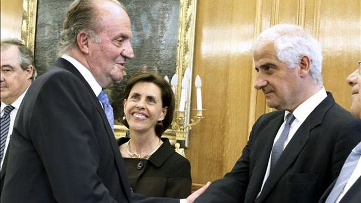 El rey Juan Carlos saluda a Alfonso Martínez de Irujo, duque de Aliaga, esta tarde en el Palacio de la Zarzuela, donde el monarca ha recibido en audiencia al patronato de la Fundación Euroamérica, presidido por Carlos Solchaga. EFE