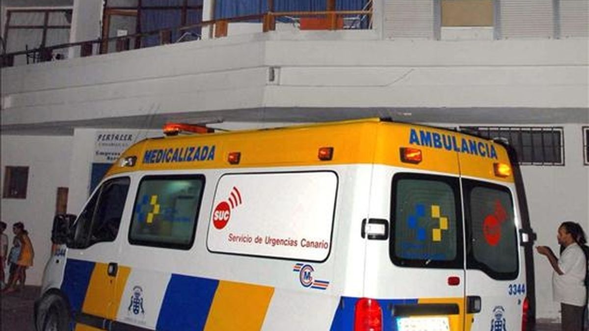 En la imagen, una ambulancia aparcada junto a un edifico de San Bartolomé de Tirajana (Gran Canaria). EFE/Archivo