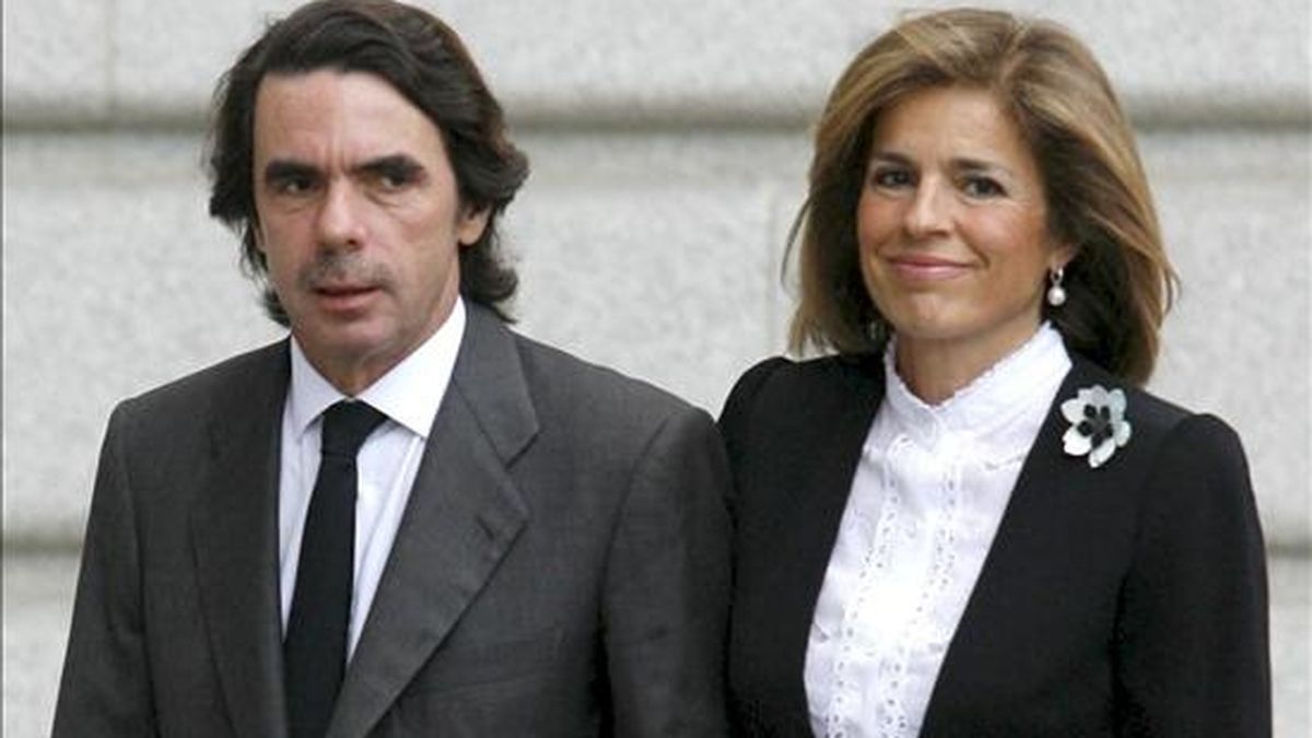 El ex presidente del Gobierno José María Aznar y su esposa, la delegada de Medio Ambiente del Ayuntamiento de Madrid, Ana Botella. EFE/Archivo