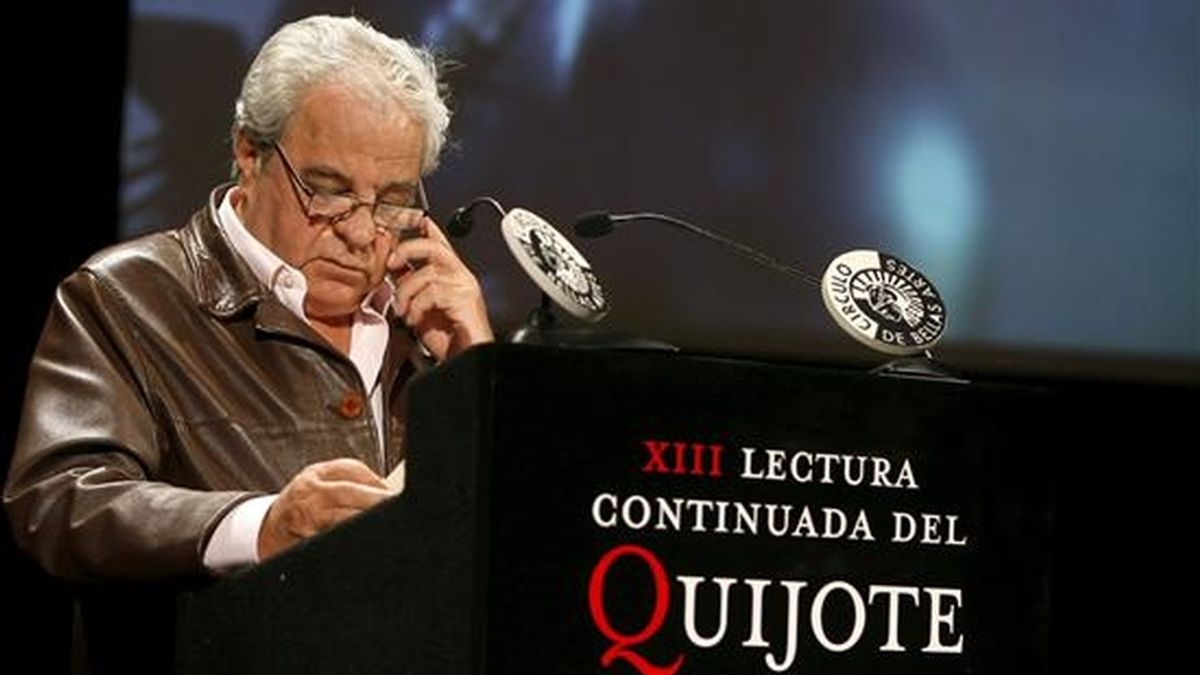 El ganador del Premio Cervantes 2008, Juan Marsé, fue el encargado de abrir la tradicional lectura ininterrumpida de El Quijote, que este año celebra su XIII Edición. EFE