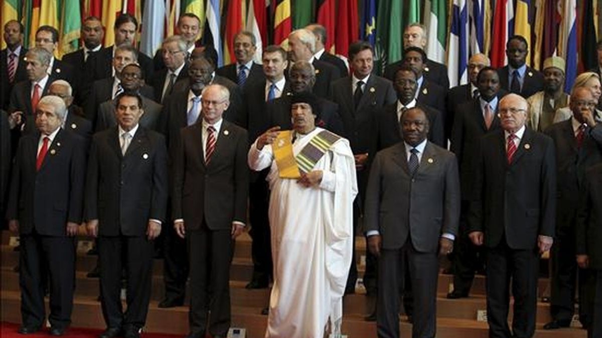 El líder libio, Muammar Gaddafi (c), posa junto al resto de mandatarios durante la foto de familia de la III cumbre UE-África celebrada en Trípoli, Libia. En la cumbre se espera aprobar el II Plan de Acción 2011-2013 de la Estrategia conjunta entre ambos continentes. EFE