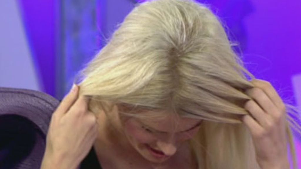 Adriana Abenia sufre un percance con el tinte del pelo