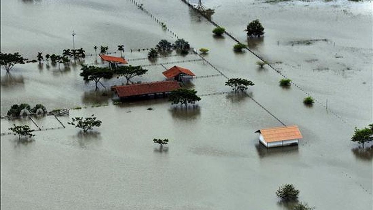 Kilómetros de aéreas cultivadas y viviendas establecidas sobre la margen del río Cauca a su paso por el departamento del Valle, suroeste de Colombia permanecen inundadas ante las fuertes lluvias que se han presentado en 28 de los 32 departamentos del país. EFE