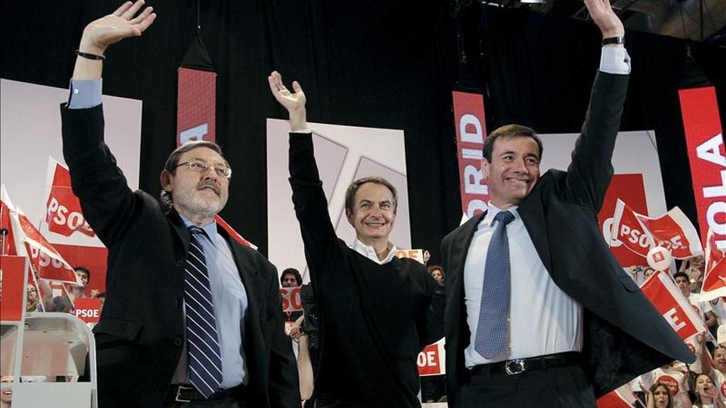 El presidente del Gobierno y secretario general del PSOE, José Luis Rodríguez Zapatero (c), junto a los candidatos socialistas a la Presidencia de la Comunidad y a la Alcaldía de Madrid, Tomás Gómez (d), y Jaime Lissavetzky, respectivamente, en el acto con el que el partido cierra la campaña electoral, hoy en el recinto ferial IFEMA de la capital. EFE El presidente del Gobierno y secretario general del PSOE, José Luis Rodríguez Zapatero (c), junto a los candidatos socialistas a la Presidencia de la Comunidad y a la Alcaldía de Madrid, Tomás Gómez (d), y Jaime Lissavetzky, respectivamente, en el acto con el que el partido cierra la campaña electoral, hoy en el recinto ferial IFEMA de la capital. EFE