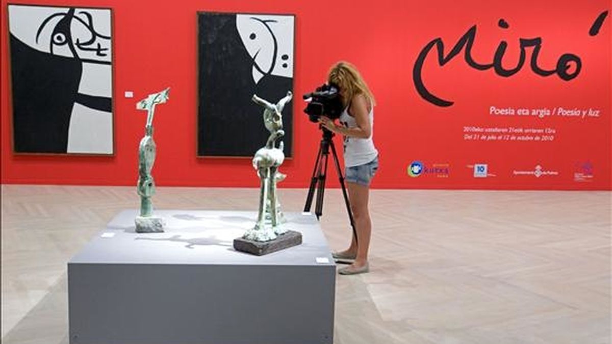 Una reportera de televisión filma una de las esculturas incluidas en la exposición de la Sala Kubo de San Sebastián que reúne unas 140 obras del artista Joan Miró, centradas en la etapa en la que residió en Mallorca, en la que constituye la actividad central de este espacio expositivo en su décimo aniversario. EFE