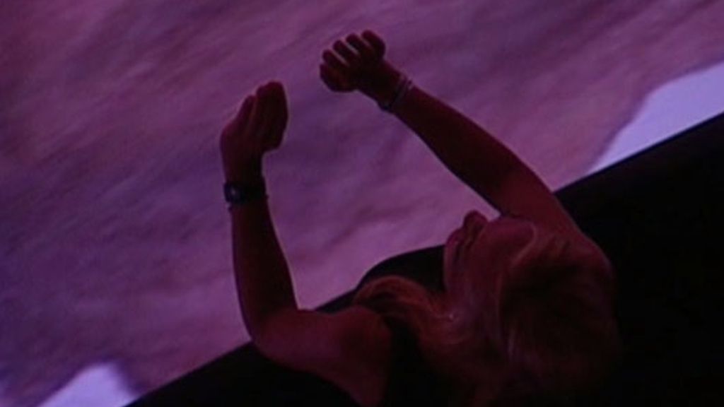 Belén vuelve a besar a su padre