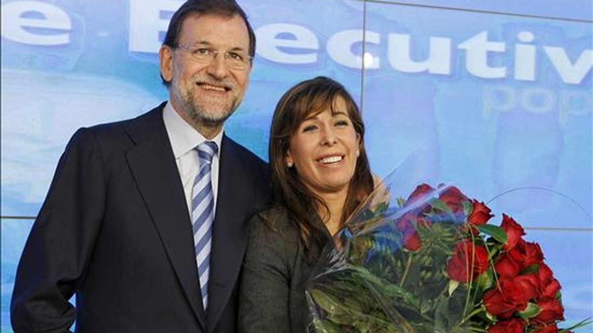 El presidente del PP, Mariano Rajoy, junto a la presidenta de su partido en Cataluña, Alicia Sánchez Camacho, antes de la reunión del Comité Ejecutivo de los populares, un día después de las elecciones autonómicas catalanas, hoy en Madrid. EFE