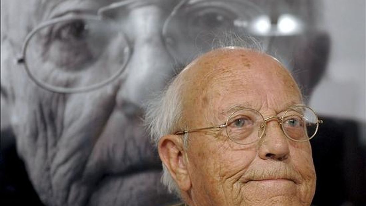 José Jiménez Lozano, premio Cervantes 2002, durante la presentación de la exposición "José Jiménez Lozano. Confidencial", en la que se recogen 52 fotografías de 12 autores y una selección de textos que describen la trayectoria del escritor. EFE