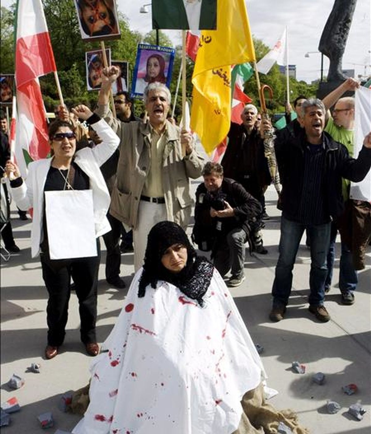 Unos manifestantes escenifican la lapidación de una mujer durante una protesta contra el ministro de Asuntos Exteriores de Irán, Manoucher Mottaki, durante su estancia en Oslo, Noruega, en 2007. EFE/Archivo