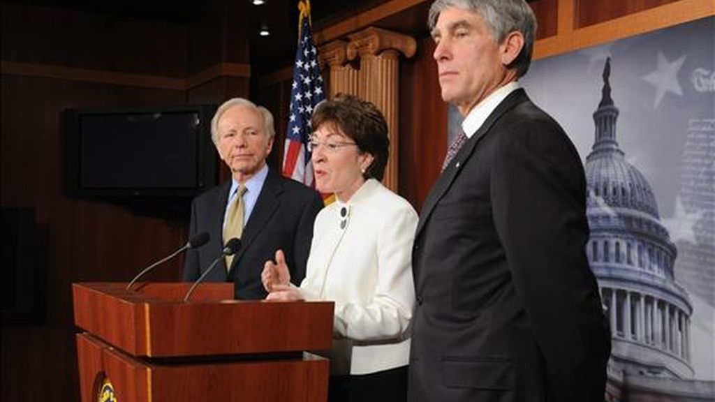 La senadora republicana por Maine, Susan Collins (c), su colega independiente por Connecticut, Joseph Lieberman (i), y el demócrata por Colorado, Mark Udall (d), participan en una rueda de prensa en el Capitolio, en Washington D.C. (EE.UU.). EFE