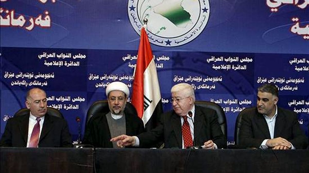 Los diputados iraquíes (i-d) Osama Al- nujaifi, Khalid al-Attiya, Fuad Maasum y Hasan Al-Shimari, ofrecen una rueda de prensa hoy en el Parlamento, en Bagdad (Irak). El Parlamento iraquí fracasó hoy en la reanudación de su primera sesión, que quedó de nuevo aplazada sin fecha por falta de consenso político. EFE